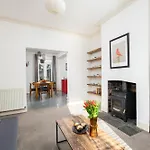 Hébergement de vacances New Spacious And Bright House-parking-by Fabaccommodation *