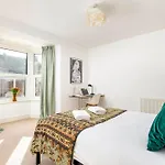 New Spacious And Bright House-parking-by Fabaccommodation *