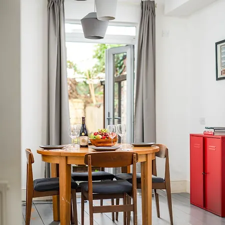 New Spacious And Bright House-parking-by Fabaccommodation *