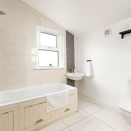 New Spacious And Bright House-parking-by Fabaccommodation Nyaraló *