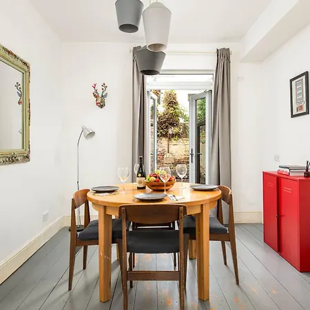 New Spacious And Bright House-parking-by Fabaccommodation *