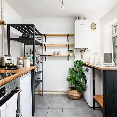 New Spacious And Bright House-parking-by Fabaccommodation