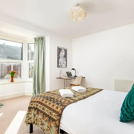 New Spacious And Bright House-parking-by Fabaccommodation *
