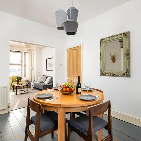 Feriehus New Spacious And Bright House-parking-by Fabaccommodation