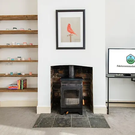 New Spacious And Bright House-parking-by Fabaccommodation Nyaraló Bristol