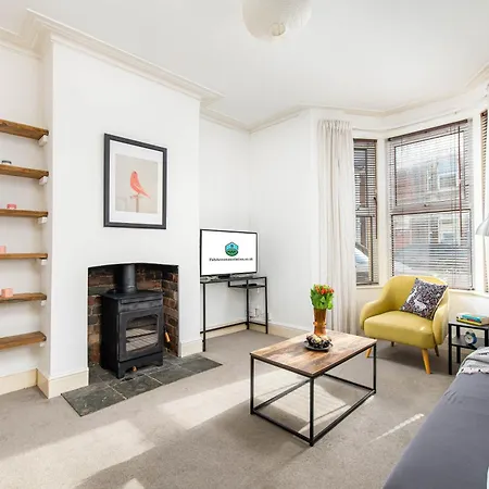 New Spacious And Bright House-parking-by Fabaccommodation *