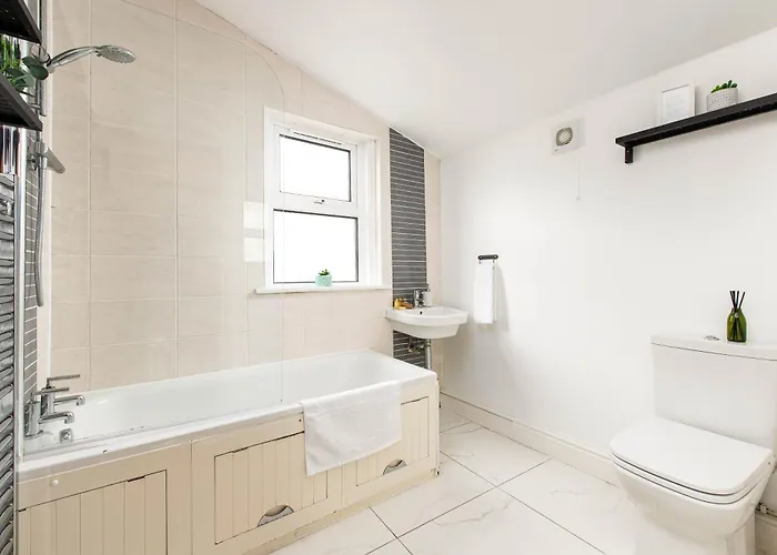 New Spacious And Bright House-parking-by Fabaccommodation Vakantiehuis *