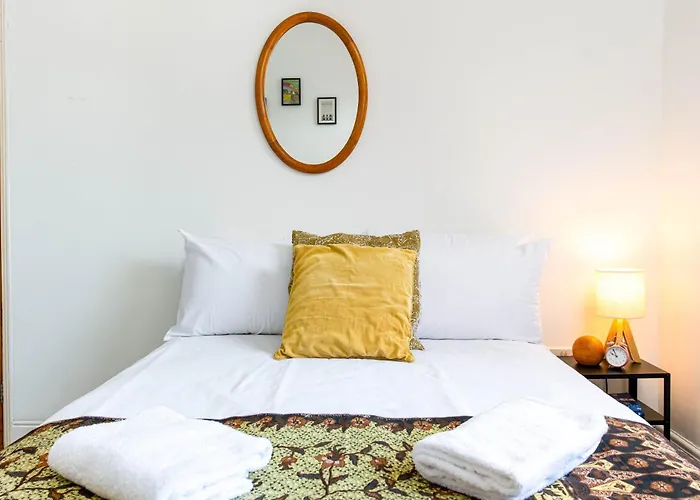 New Spacious And Bright House-parking-by Fabaccommodation