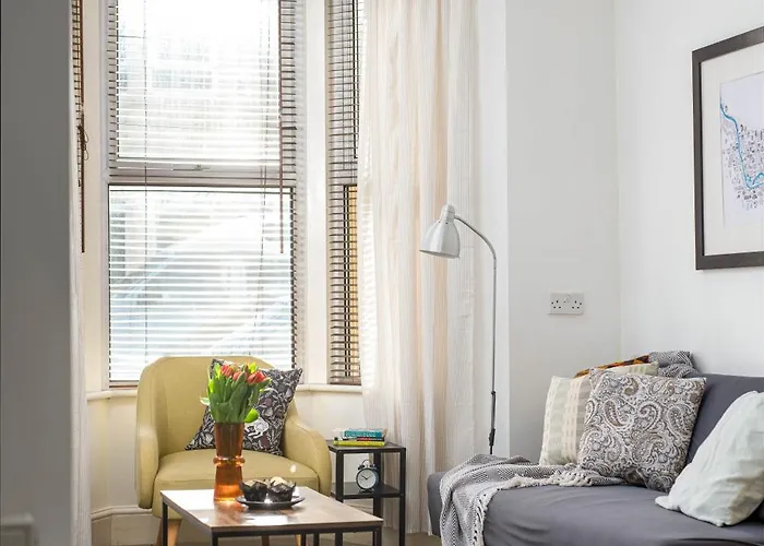 New Spacious And Bright House-parking-by Fabaccommodation * Bristol