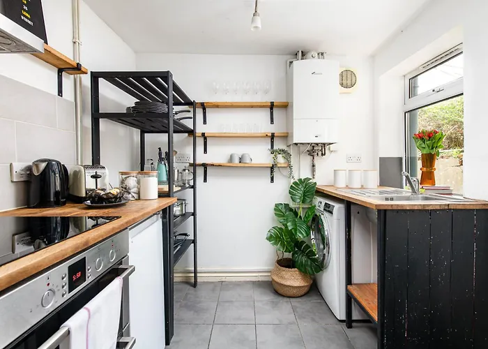 New Spacious And Bright House-parking-by Fabaccommodation