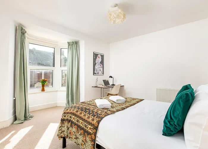 New Spacious And Bright House-parking-by Fabaccommodation *