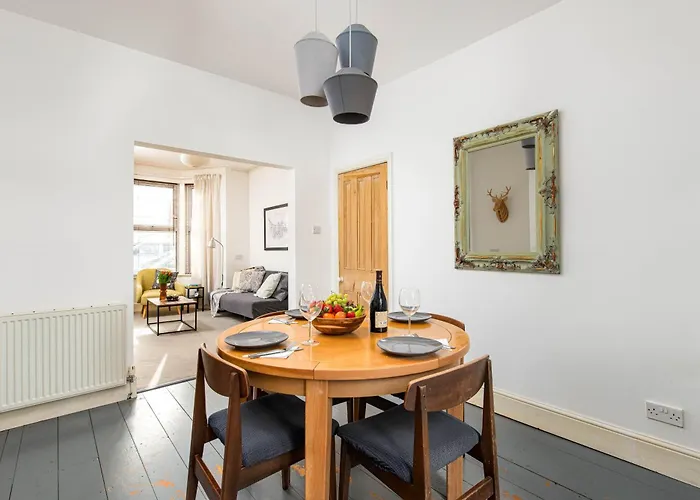 Feriehus New Spacious And Bright House-parking-by Fabaccommodation