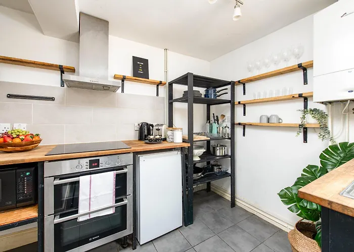 New Spacious And Bright House-parking-by Fabaccommodation Bristol