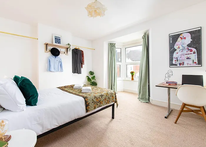 New Spacious&bright House-parking-by Fabaccommodation Bristol