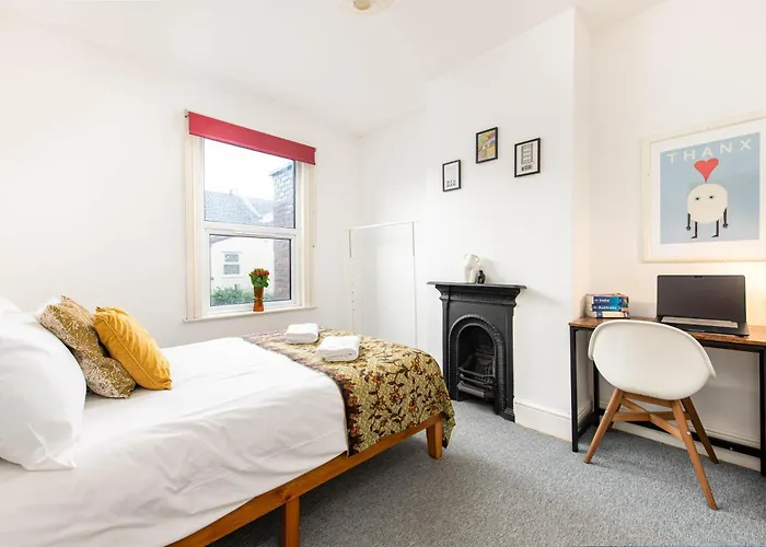 New Spacious&bright House-parking-by Fabaccommodation Bristol