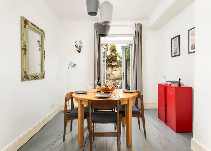 New Spacious&bright House-parking-by Fabaccommodation *