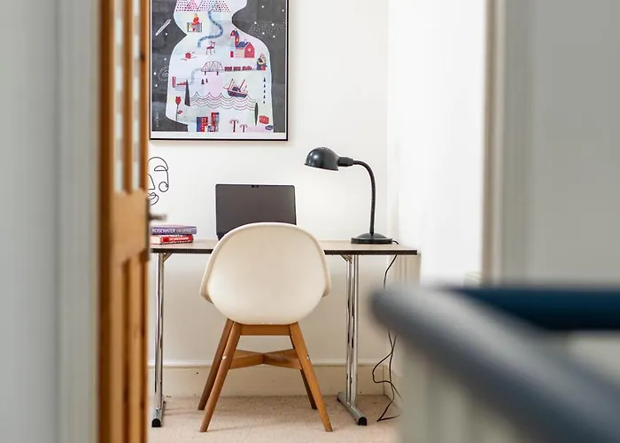 New Spacious&bright House-parking-by Fabaccommodation Сasa de vacaciones *