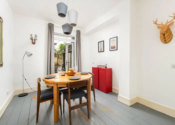 New Spacious&bright House-parking-by Fabaccommodation *