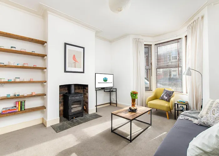 New Spacious&bright House-parking-by Fabaccommodation *